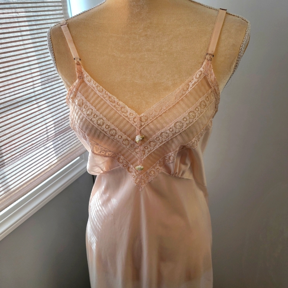 Vintage Richform Full Slip M 38 Pink/Neutral Nylon Detailed Lace And Pleats Read